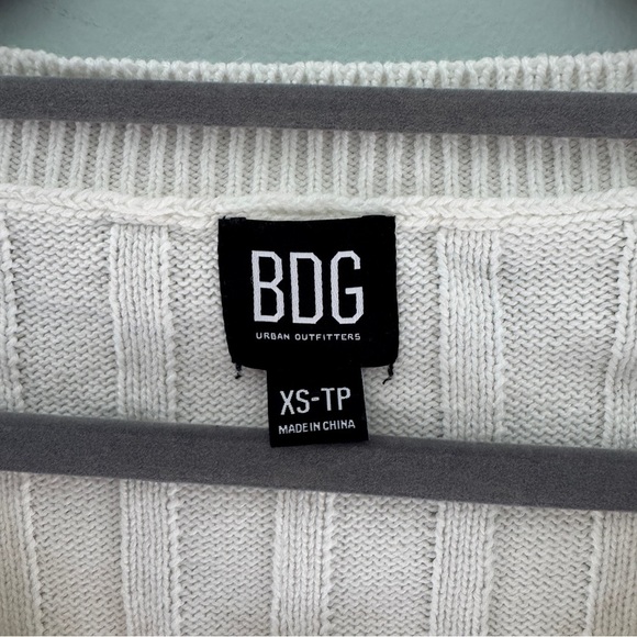 Urban Outfitters Oversized Cropped Sleeveless Sweater Top NWT - Picture 4 of 7